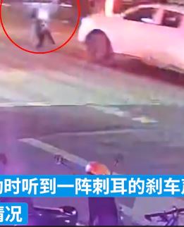 男孩横穿马路被卷入车底 警民合力救出