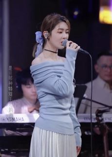 网红歌手「小柴柴」翻唱歌曲《其实都没有》,很干净的声音让人意难平