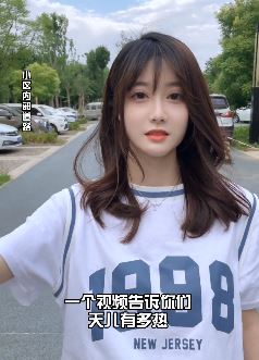 可爱小姐姐「小猫多鱼」拍视频告诉你天有多热,配文:没事别出门!