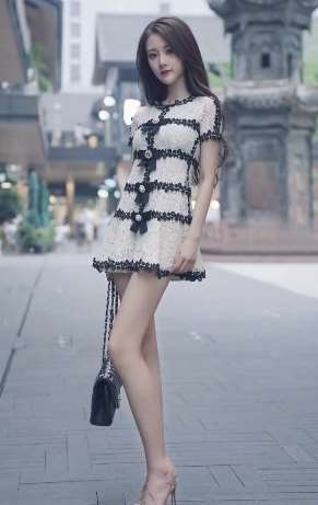 街拍女神 气质拿捏的死死的！