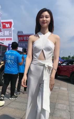 小姐姐走哪里都是焦点 颜值高有气质谁不想多看一眼！