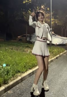 仙女小姐姐「葡萄仙子」一身白色系甜美穿搭夜晚雨中跳舞