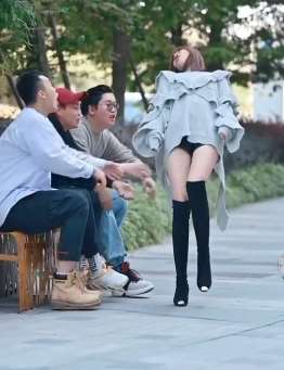 美女这样撩几位帅哥不好吧！