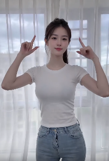 小姐姐牛仔裤显瘦穿搭居家浅跳，肤白貌美身材佳