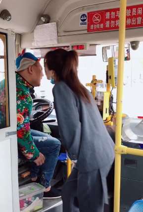 搞笑视频：美女坐公交车没带钱 亲一口司机就能上车！