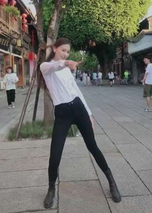 小姐姐街头热舞引路人围观