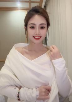 甜美小姐姐「王小妖」白色系穿搭居家跳下个路口见手势舞