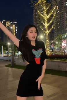 漂亮小姐姐「小思思」街头跳水滴舞,网友:离烧烤摊远一点!
