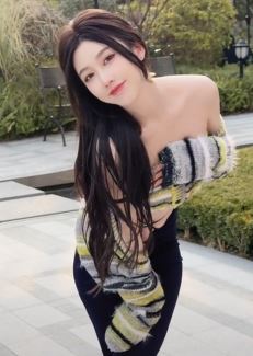 网红小姐姐「夏杬」火辣穿搭分享户外随拍 网友：迷蝶飞兮道心起，春风释解妙龄妆