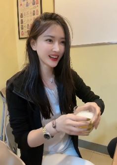 气质小姐姐「念然」分享与朋友聚会喝酒vlog 网友:可爱又豪爽的小老妹儿