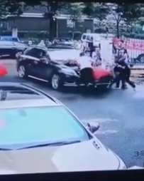 湖北一辆接亲车失控撞死两孩子 被撞孩子系姐弟关系