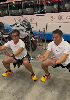 黄日华与何家劲比拼蹲马步，猜猜乔帮主能否胜过展大侠