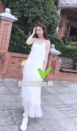 美女示范如何来拍全身照,有女朋友的男士一定要学学哦!
