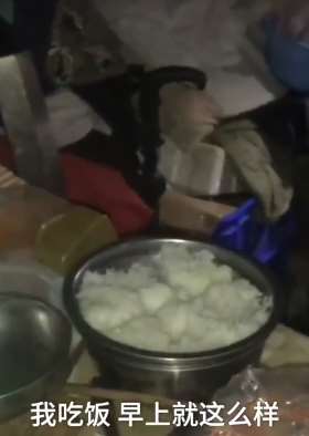 9旬老人靠送奶谋生 受疫情影响每天热水泡饭