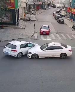 路口两辆白色小轿车相撞，你来说说是谁的责任？