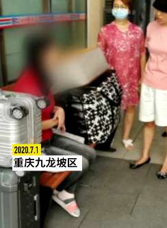 重庆一女子携行李街头等男友10多天 除上wc几乎不动