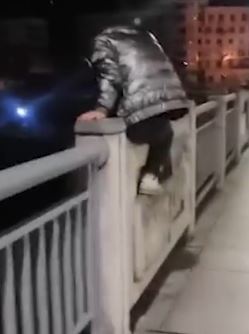 外卖小哥凌晨遇跨桥轻生小伙 暖心三连问后将其送往派出所