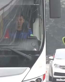 大爷下公交车被撞倒，司机师傅见状下车抓肇事人！