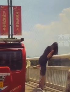 河南伊川一女子欲跳桥轻生 出租车司机掉头救人