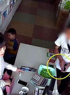 店铺购物假币换零钱 父子协同作案被抓