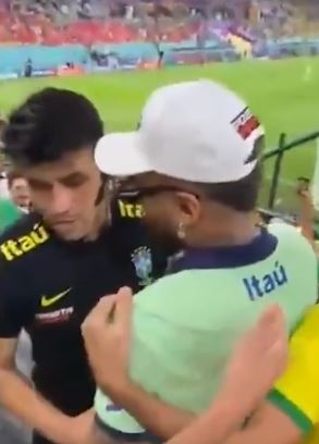 一球迷模仿内马尔成功骗过安保走红