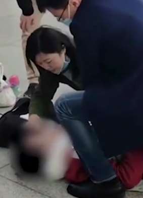 天津西站一男子突发心脏骤停 路过女医生摘下口罩人工呼吸