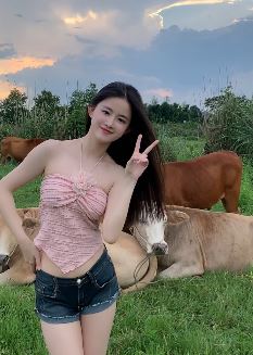 网红小姐姐「小思思」乡间与牛互动遇尴尬 网友:老牛吃嫩草