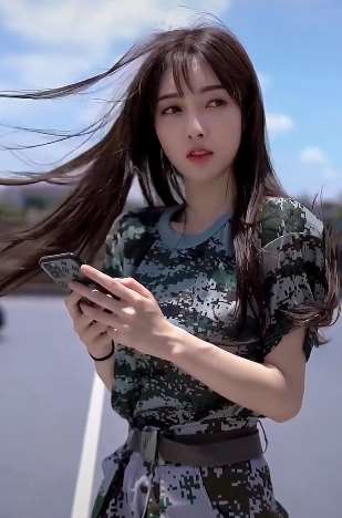 小姐姐穿迷彩服真好看 有没有初恋的感觉