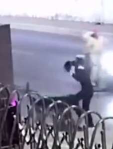 女子遛狗路过工厂被恶犬咬伤，狗主人不愿赔偿！