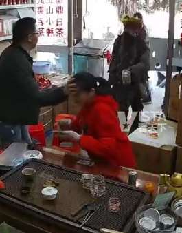 福建泉州一怪异乞丐上店乞讨吓坏店主