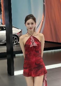 网红美女「小龙鼠」分享上海国际车展工作的一天 网友:这身材爱了