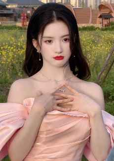 演员刘些宁穿粉色抹胸裙户外随拍  网友：见过最美的美女