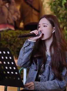 网红歌手戴羽彤cover《醒不来的梦》,你是我触碰不到的风