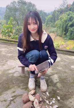 在乡下生活的漂亮小姐姐,拿刀切红薯准备做饭