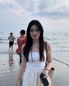 美女主播「蒋小白」分享海边看日落美景,人美景美心情美!