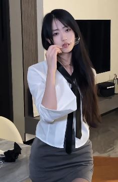 美女主播「鹿鹿很矮」分享黑色系御姐穿搭 网友:摄人心魄
