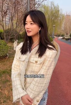 可爱女孩「婉瑜」小姐姐讲情感语录:不合适就是穷,一见钟情就是好看!