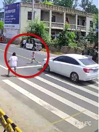 河南一3岁男童奔跑过马路被撞飞20多米