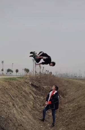 好功夫！跑酷爱好者郑超龙空翻视频 !