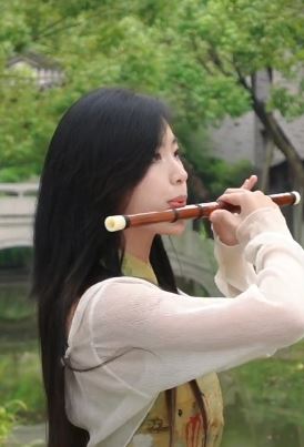 漂亮小姐姐雨帆不烦吹笛子演奏渡情 真是风景如画，美人如斯，笛声如梦