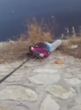 山东聊城一女孩为捡手机被困河道