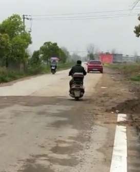 村民骑摩托车撞上防疫留下土堆身亡 系无证驾驶负主责