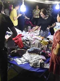 成都一女子摆地摊日卖上千元 江西小伙专程跑来取经