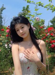 气质女主播「二十」纯欲穿搭分享景区随拍 网友:这是青春的味道