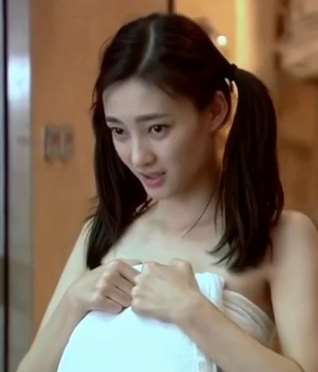 王丽坤饰演姑娘硬闯男浴室，小伙子们尴尬忙遮身！