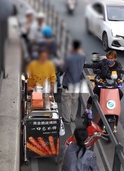 外卖小哥狭路逆行与对向车辆相逢互不相让引交警介入