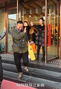 张同学最新作品:进城消费,从里到外换新装!