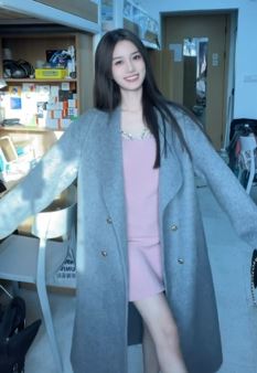 漂亮女大学生「LLLna3」分享长款大衣时尚穿搭 网友:真羡慕现在的大学生