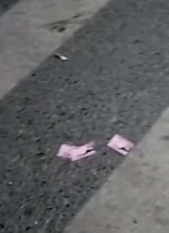 广州一繁华地段招嫖小卡片满地都是，家长担心孩子拿着玩