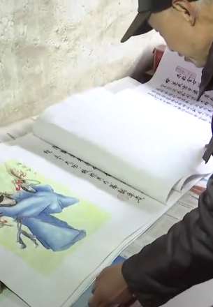 湖北一7旬老人研读4大名著 历时5年绘出50多米名著画卷